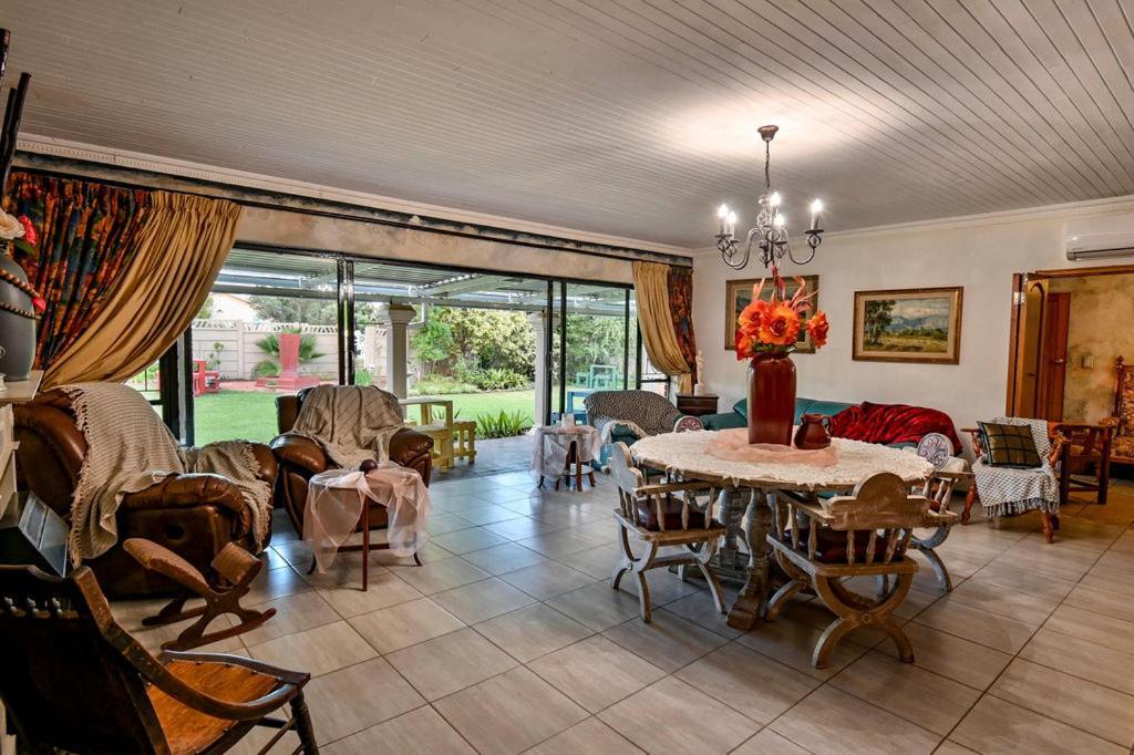 Iszis Guest House Bloemfontein Exterior foto